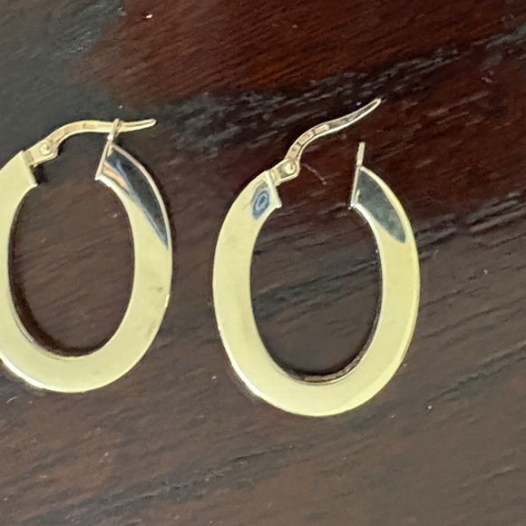 14k Gold Oval Hoop Earrings - Picture 4 of 4